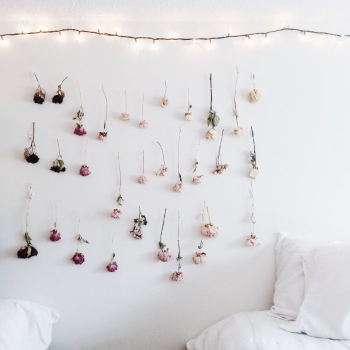 Dried floral wall decor