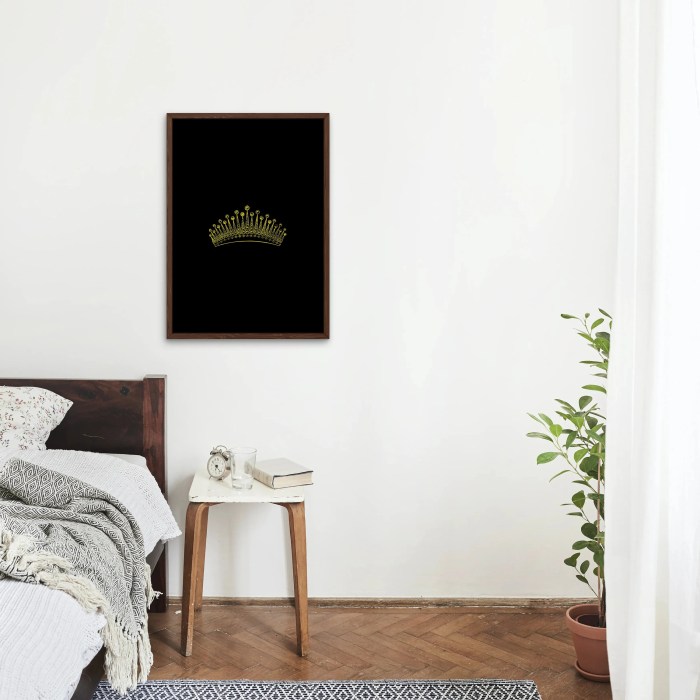 Queen crown wall decor