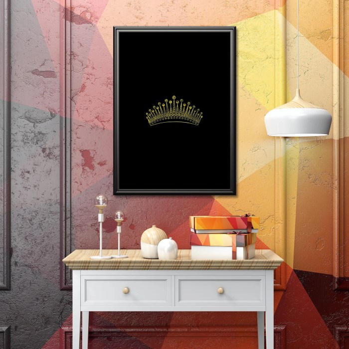 Queen crown wall decor