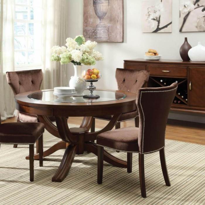 Round dining room table decor