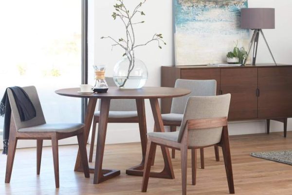 Round dining room table decor